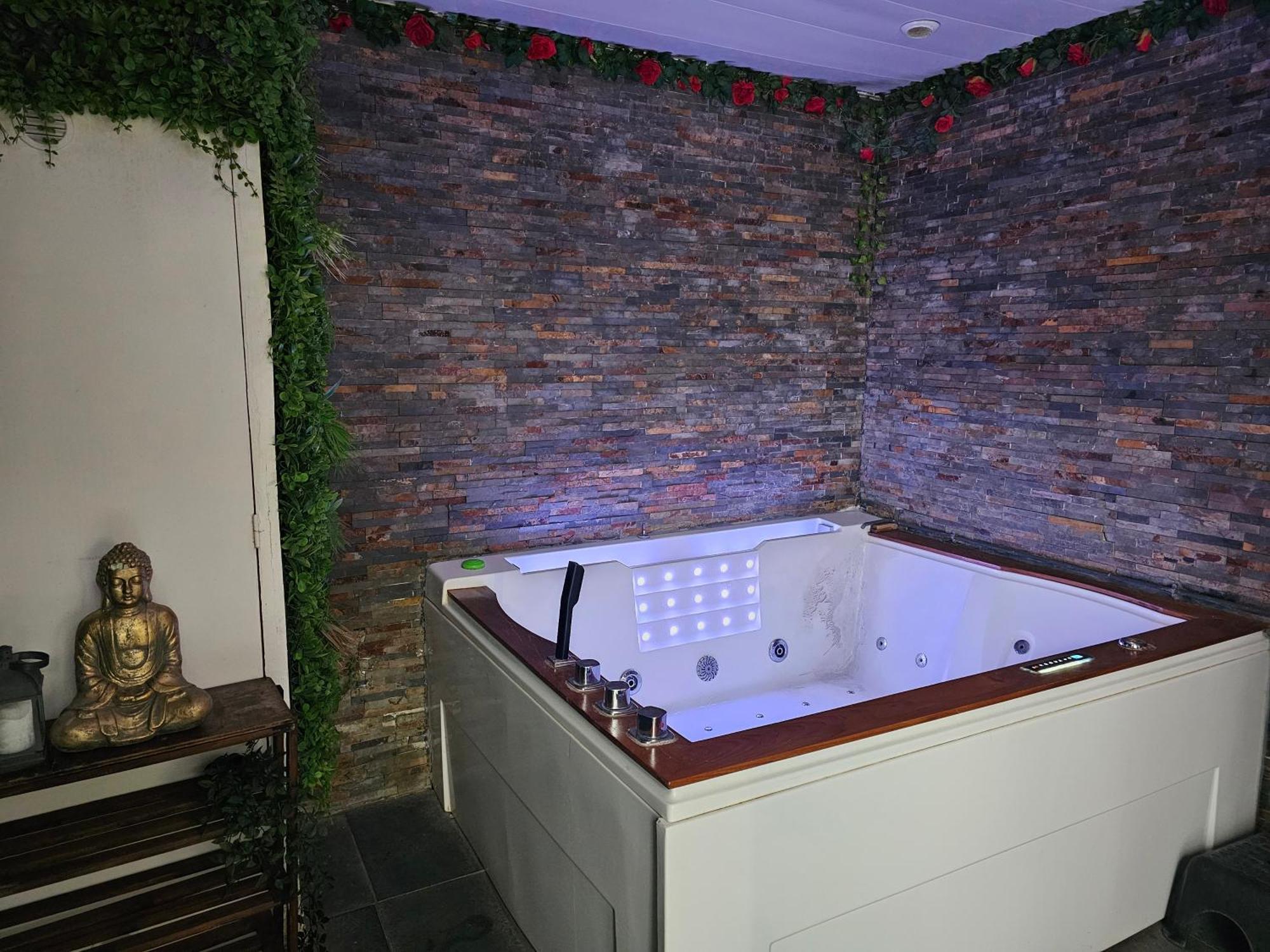 Les Bulles Médiévales: Wellness Apartment with Spa & Sauna Carcassonne Exterior photo